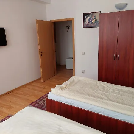 Апартаменти Laura888 *